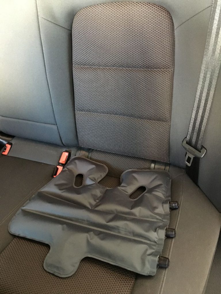 SoftAirSeat Basic+ im Auto, ob im Zug, Flugzeug oder im Büro, das kleinste orthopädische Sitzkissen der Welt